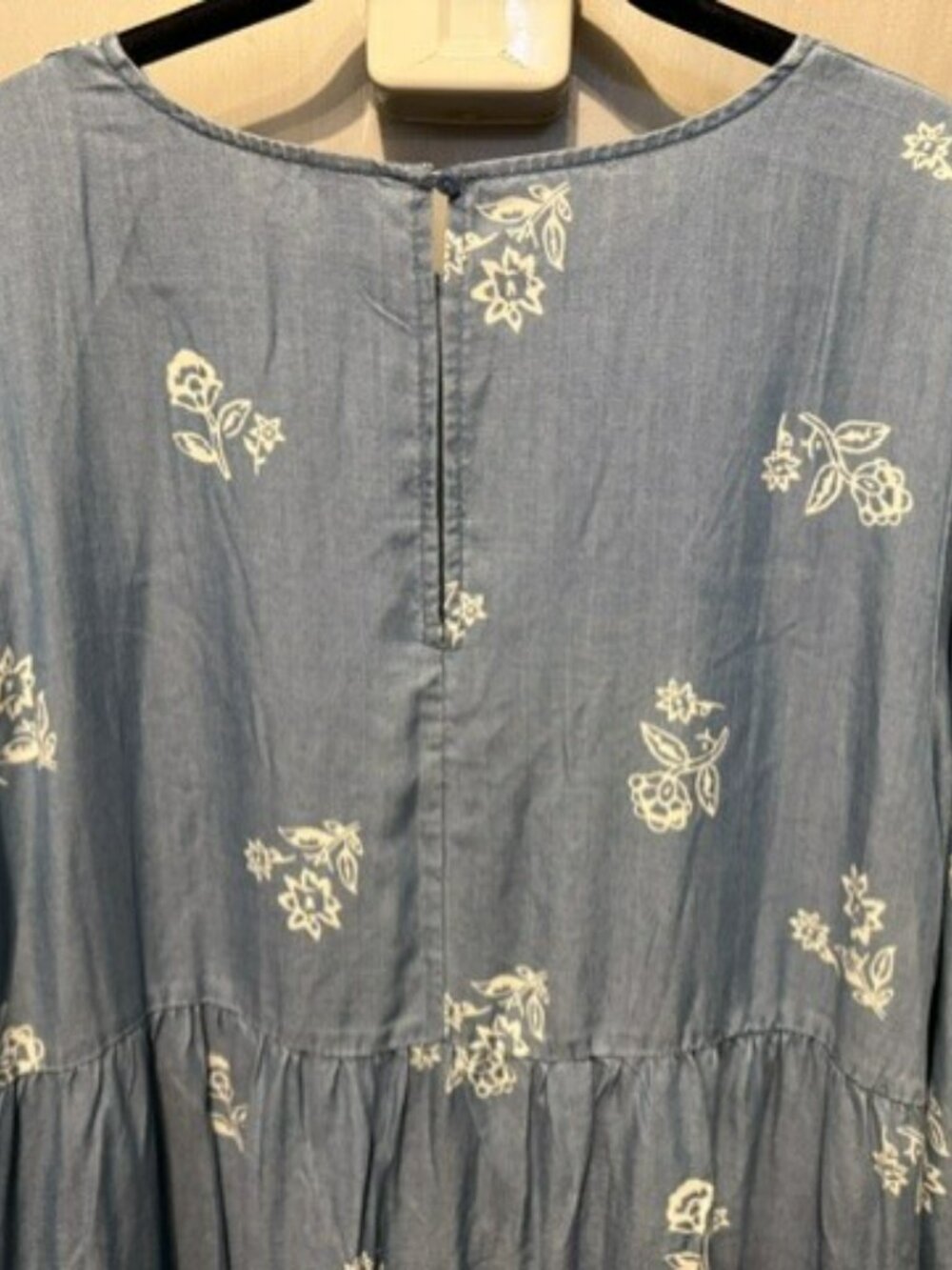 Blue chambray Old Navy white floral print shift mini dress and tie-detail sleeve - Picture 14 of 16